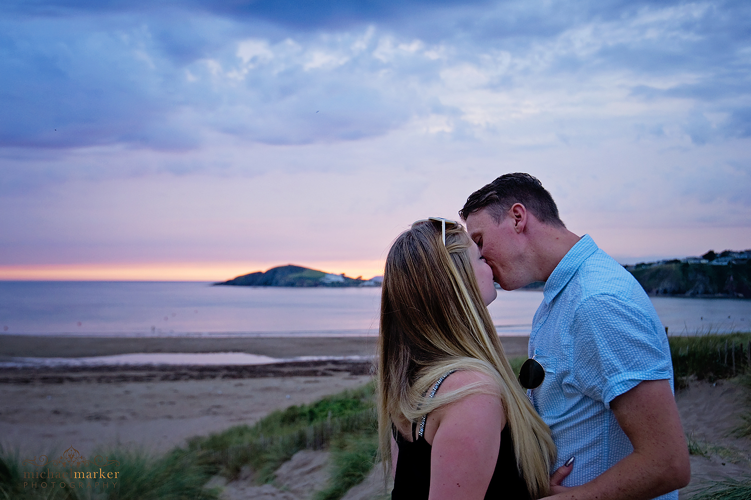 Bigbury beach summer engagement kiss