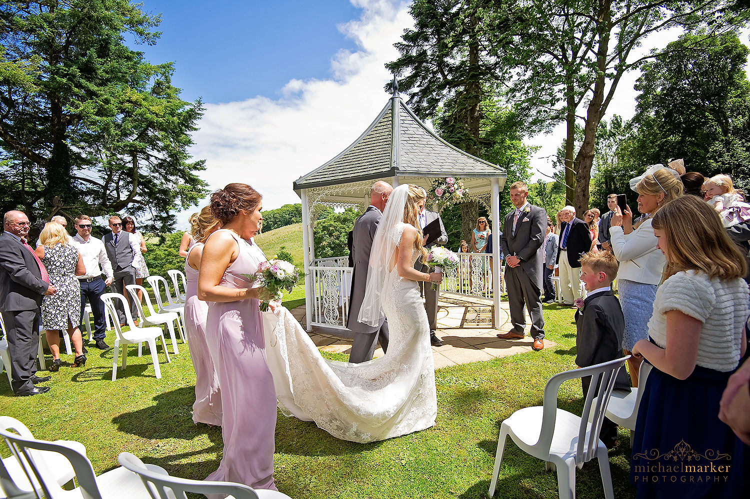 bride-arrives-to-the-ceremony