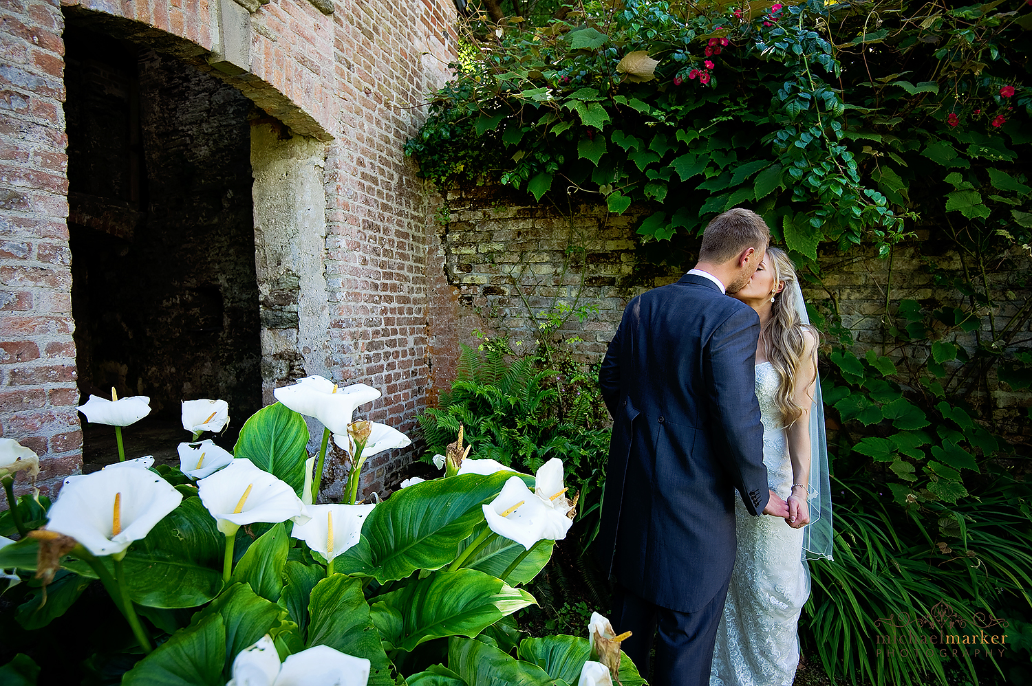 langdon-court-summer-wedding-kiss