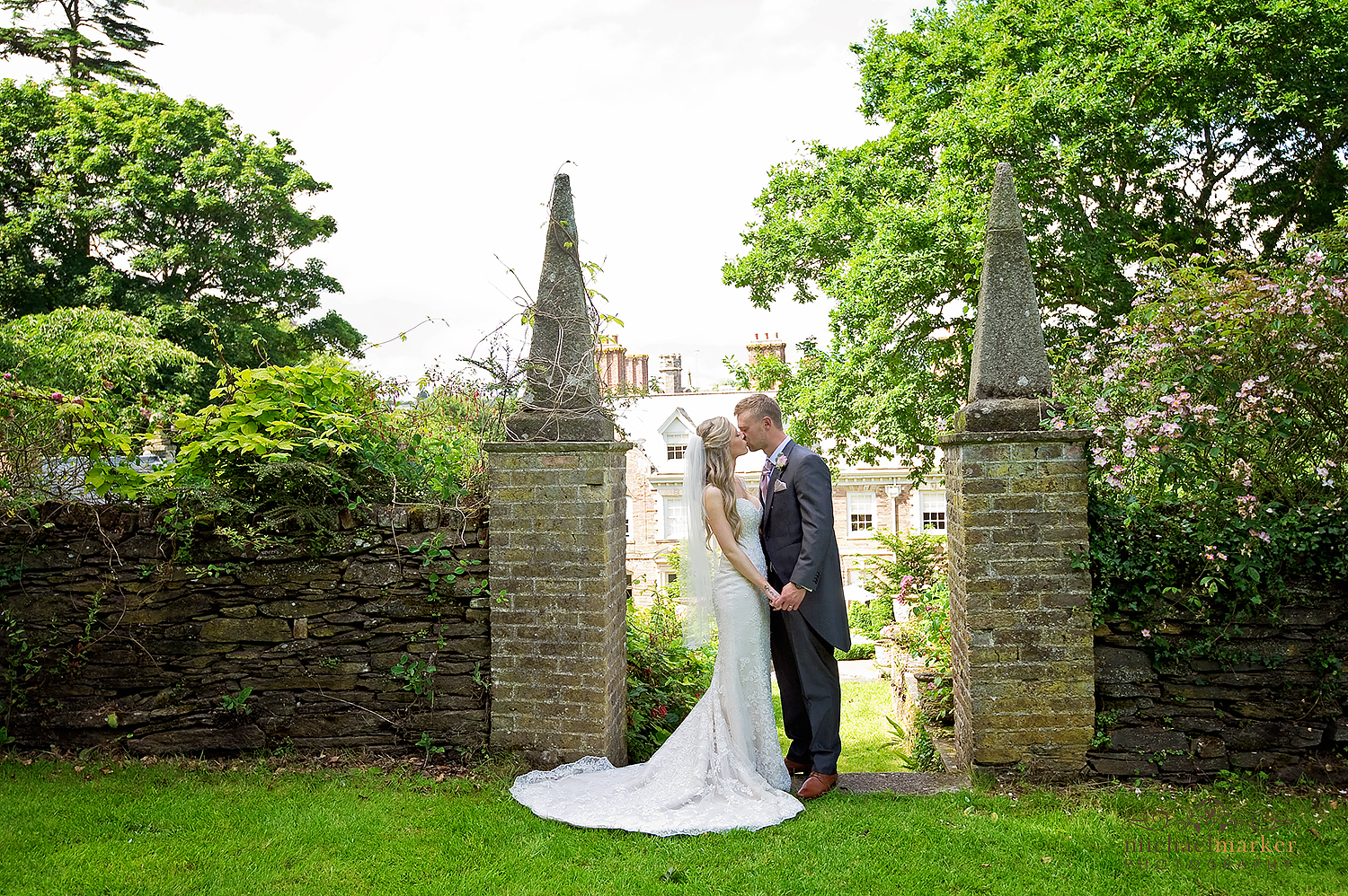 langdon-court-wedding-kiss-in-the-gardens