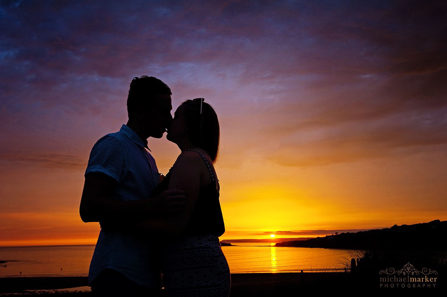 sunset-beach-kiss-at-bigbury